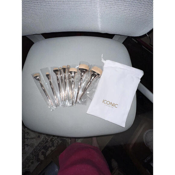 Iconic London 9-Piece Brush Set w/ Pouch- NWT [COPY] [COPY]